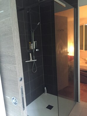 Baignoire, sèche-cheveux, bidet, savon