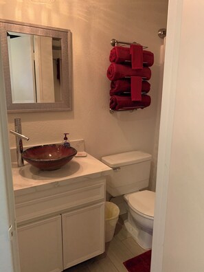 Combined shower/bathtub, hair dryer, towels, soap