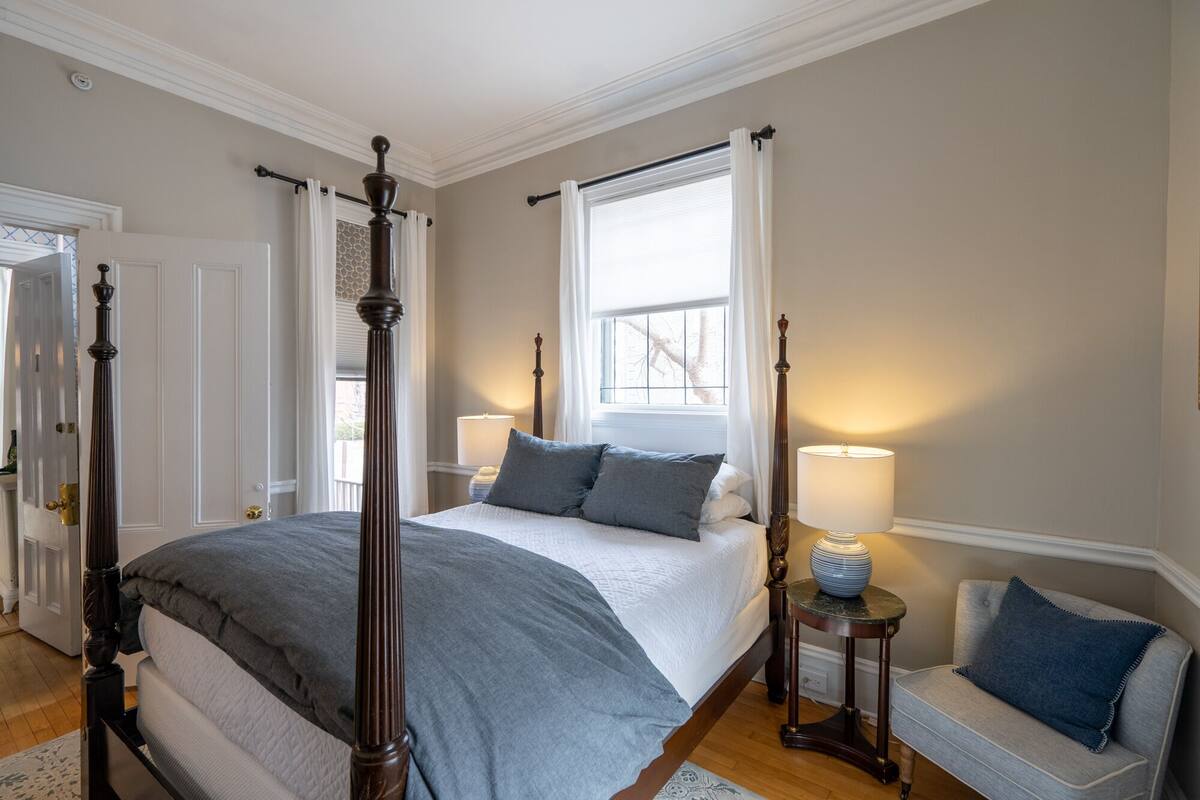 Classic Room, 1 Queen Bed, Balcony, City View | Iron/ironing board, free WiFi, individually decorated