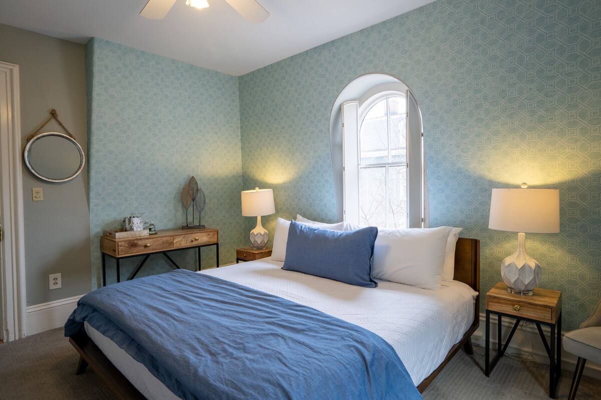 City Room, 1 King Bed, City View | Iron/ironing board, free WiFi, individually decorated