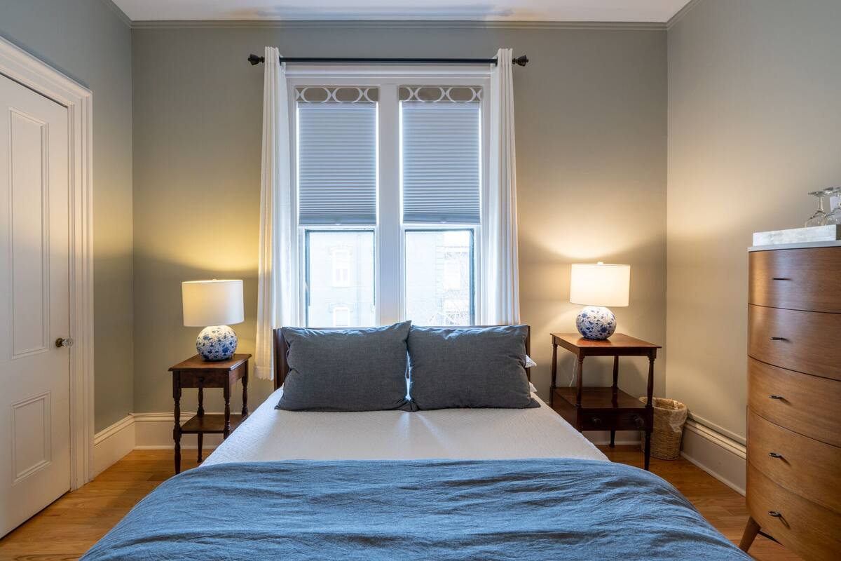 Comfort Room, 1 Queen Bed, City View | Iron/ironing board, free WiFi, individually decorated