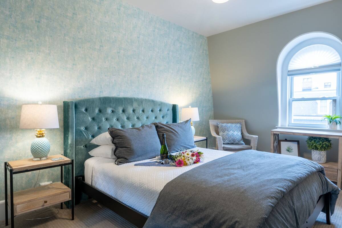 City Room, 1 Queen Bed, City View | Iron/ironing board, free WiFi, individually decorated