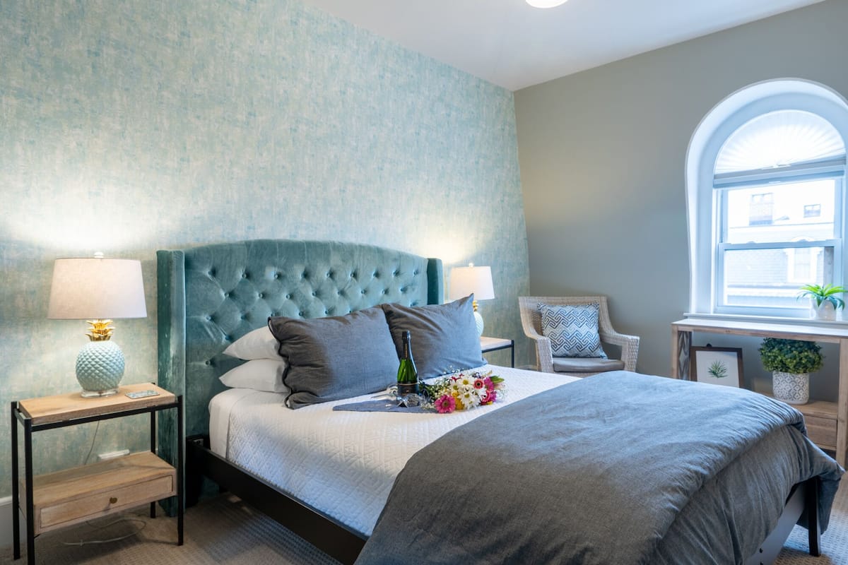 Habitación urbana, 1 cama Queen size, vista a la ciudad | 1 habitación, decoración personalizada y muebles diferentes
