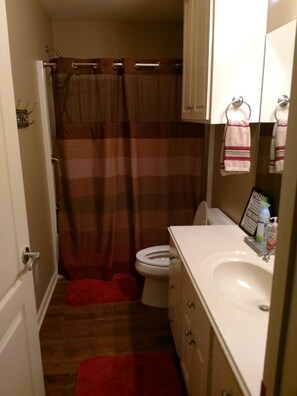 Ducha y bañera combinadas, bañera de hidromasaje, toallas y jabón