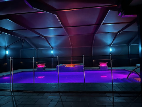 Ft Myers-LeHigh Acres -free standing hot tub, Spa, Heated salt water pool.