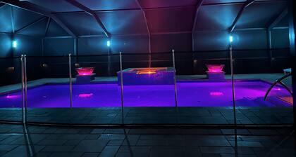 Ft Myers-LeHigh Acres -free standing hot tub, Spa, Heated salt water pool.