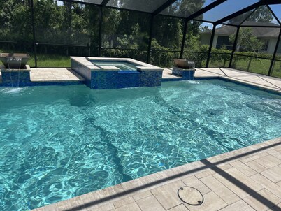 Ft Myers-LeHigh Acres -free standing hot tub, Spa, Heated salt water pool.