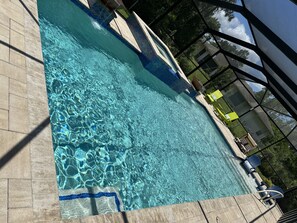 Una piscina al aire libre, una piscina climatizada