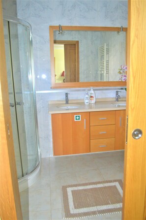 Standard-Suite, 1 King-Bett | Badezimmer