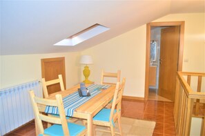 Familien-Suite, 2 Schlafzimmer | Essbereich im Zimmer