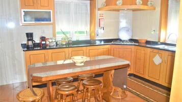 Mesin espresso, mesin pembuat kopi/teh, dan ketel listrik