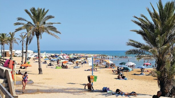 A crowded beach with palm trees, umbrellas, and people enjoying the sun. - Lovely home in Ragusa with outdoor swimming pool (Ragusa)