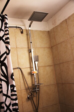 Shower, towels - La Casa de San Blas (Cusco)