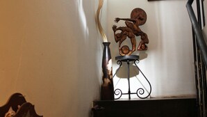 En trappe med en dekorativ metal skulptur i repos.
