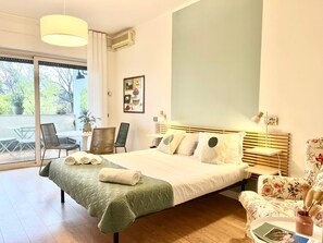 1 bedroom, bed sheets