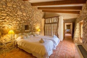3 bedrooms, in-room safe, iron/ironing board, free WiFi