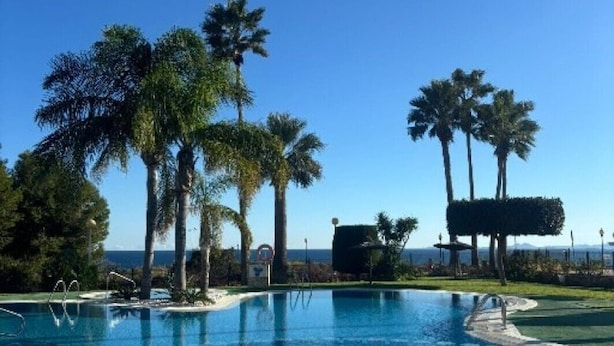 A clear blue pool with palm trees and a view of the ocean. - Modern 2 slaapkamerappt met zwembad-jacuzzi, terras 1 sts lijn in afgesl. res. (Orhiuela-Costa)