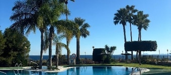 Appartement moderne de 3 chambres avec piscine-jacuzzi, terrasse 1 st line in close off. res.