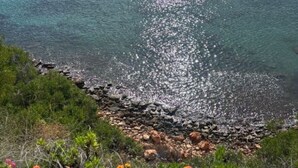 A coastal landscape with a rocky shoreline and a clear view of the sea. - Modern 2 slaapkamerappt met zwembad-jacuzzi, terras 1 sts lijn in afgesl. res. (Orhiuela-Costa)