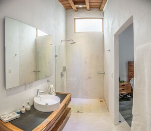 Luxury-Zimmer, 1 King-Bett | Badezimmer | Dusche, kostenlose Toilettenartikel, Haartrockner, Handtücher