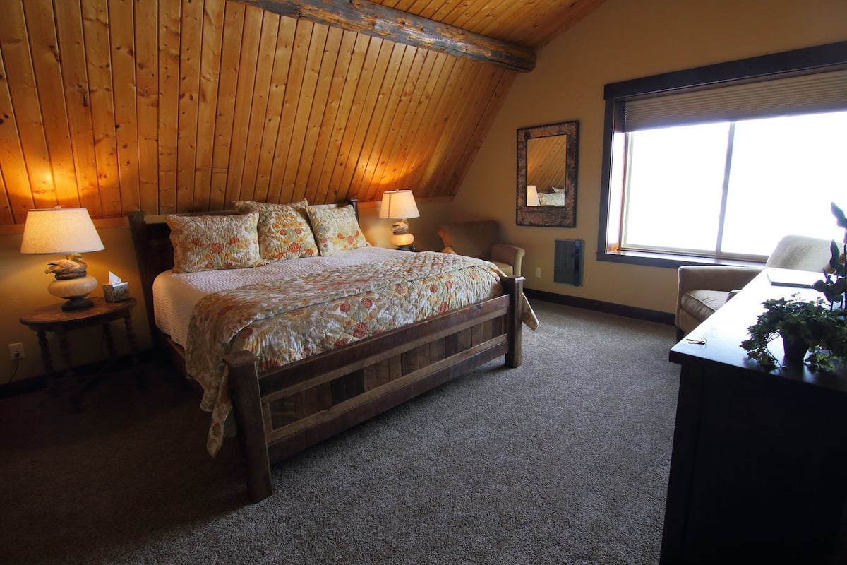 Mallard Room | 1 bedroom, down comforters, free WiFi, bed sheets