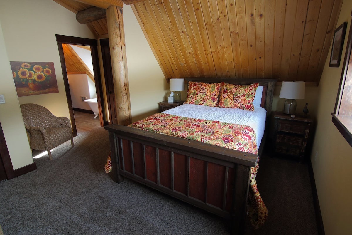 Wildflower Room | 1 bedroom, down comforters, free WiFi, bed sheets