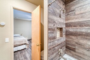 Free toiletries, hair dryer, towels - Rustic home with a wood stove, private dry sauna, & two decks with forest views (Lakeshore)
