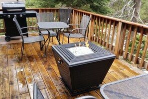 Outdoor dining - Rustic home with a wood stove, private dry sauna, & two decks with forest views (Lakeshore)
