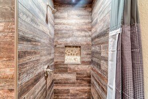 Kostenlose Toilettenartikel, Haartrockner, Handtücher
