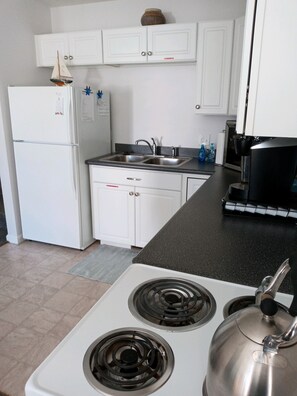 冷蔵庫、電子レンジ、オーブン、コンロ