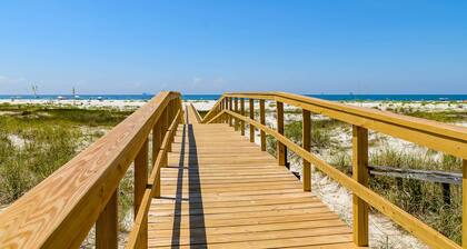 Comfortable condo w/ two shared pools & direct beach access