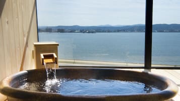 华丽客房 (Japanese Style, For 2 People) | 浴室 | 免费洗浴用品、吹风机、拖鞋、电子马桶