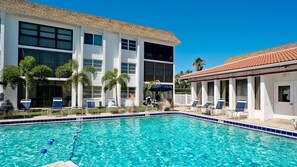 Utendørsbasseng og et oppvarmet basseng