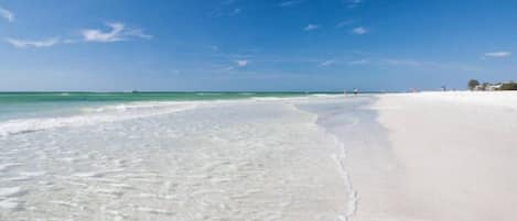 In Strandnähe, Liegestühle, Strandtücher