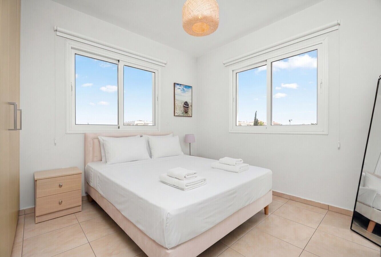 Bedroom1 (King Size Bed)