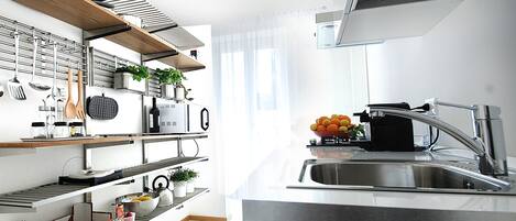 Kühlschrank, Mikrowelle, Herdplatte, Wasserkocher mit Kaffee-/Teezubehör