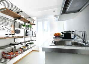 Fridge, microwave, stovetop, coffee/tea maker - Maqueda in the heart of Palermo - a city capable of welcoming (Palermo)