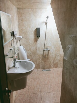 Double Room, Shared Bathroom | Bathroom sink - Aegean Sea Homestay (Magong)