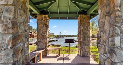 Paeta Rainbow-järven rannalla sijaitsevalla porteilla