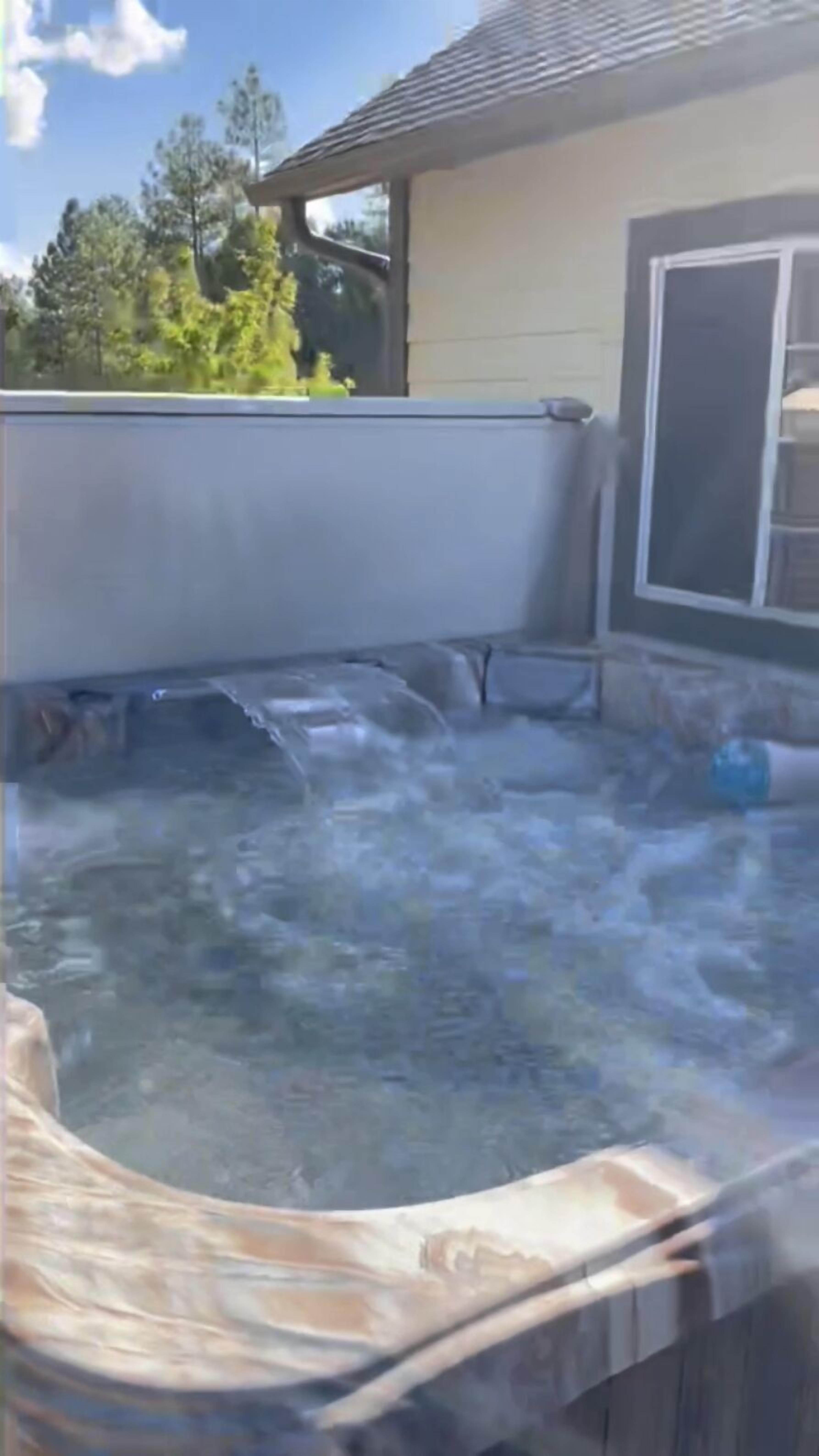 Bain à remous extérieur