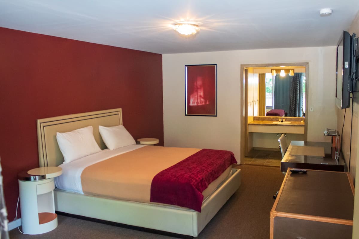 Room, 1 King Bed | WiFi (free), bed sheets