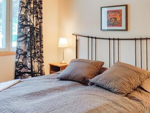 2 bedrooms, desk, travel cot, WiFi