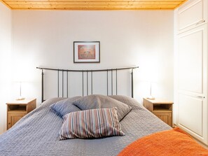 2 bedrooms, desk, travel cot, WiFi