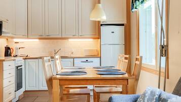 Frigorifero, microonde, lavastoviglie, seggiolone