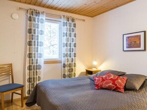 2 makuuhuonetta, työpöytä, vauvan matkasänky, Wi-Fi