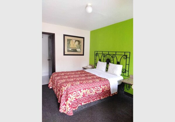 أغطية فراش متميزة وأسرّة بطبقة علوية مريحة وبديكورات فريدة لكل غرفة