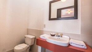 经典客房, 1 张大床 | 浴室 | 淋浴设施、大花洒淋浴喷头、吹风机、毛巾