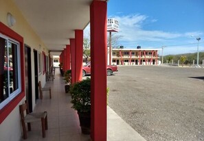 Free self parking - Hotel El Descanso Inn (Tijuana)