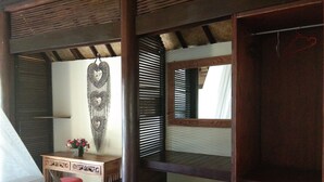 Villa | Ropa de cama de alta calidad, camas Select Comfort y escritorio 