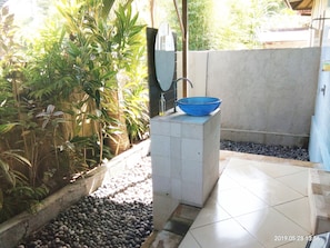 Villa | Bathroom | Shower, free toiletries, hair dryer, towels
